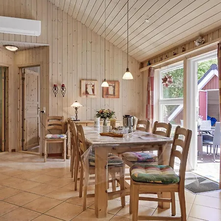 4 Bedroom Beautiful In Hébergement de vacances Oksbøl
