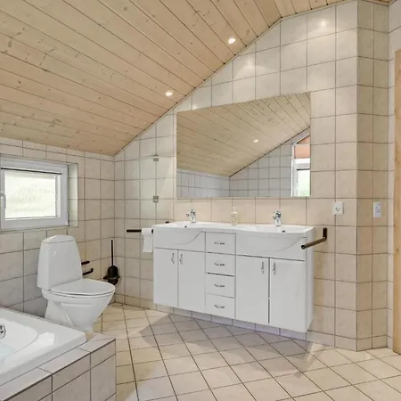 4 Bedroom Beautiful In Hébergement de vacances Oksbøl