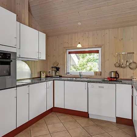 4 Bedroom Beautiful In Hébergement de vacances Oksbøl