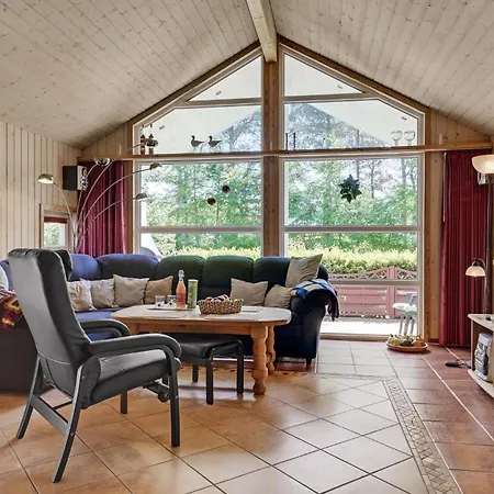 Hébergement de vacances 4 Bedroom Beautiful In Oksbøl