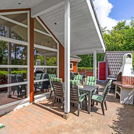 Hébergement de vacances 4 Bedroom Beautiful In Oksbøl